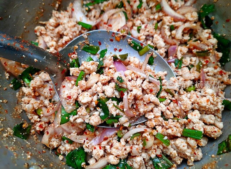 肉末辣味沙拉(Larb Moo) -泰式食物准备。